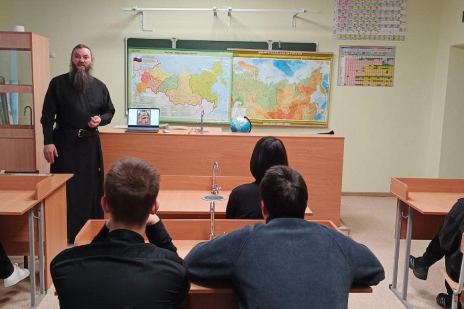 В Зауралье насельник монастыря выступил в сельской школе
