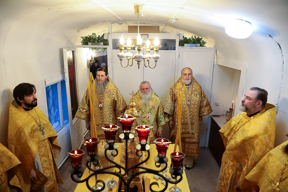 В Покровском храме Кургана собор архиереев совершил Литургию