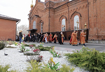 В главном соборе Кургана началась раздача Благодатного огня
