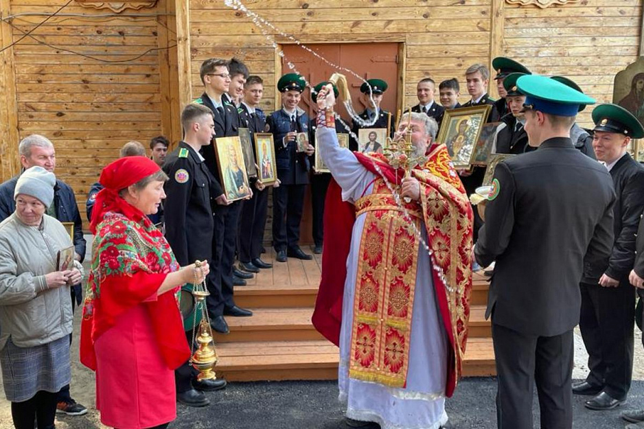 В гарнизонном храме Георгия Победоносца прошел пасхальный молебен памяти русских воинов
