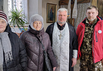 Священник сельского храма освятил вещи, подготовленные к отправке воинам в зоне СВО