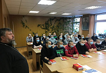 Курганский священник встретился с призывниками, отправляющимися на службу в армию