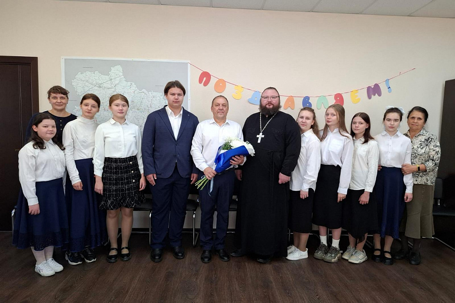 Воспитанники курганской воскресной школы поздравили благотворителя с днём рождения