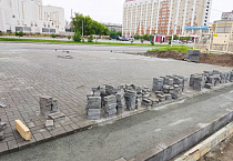 В Кургане возле Троицкого собора продолжается  укладка брусчатки
