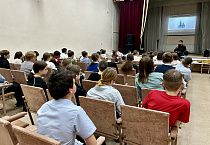 Около 200 школьников посмотрели фильм о курганском священнике Михаиле Шушарине