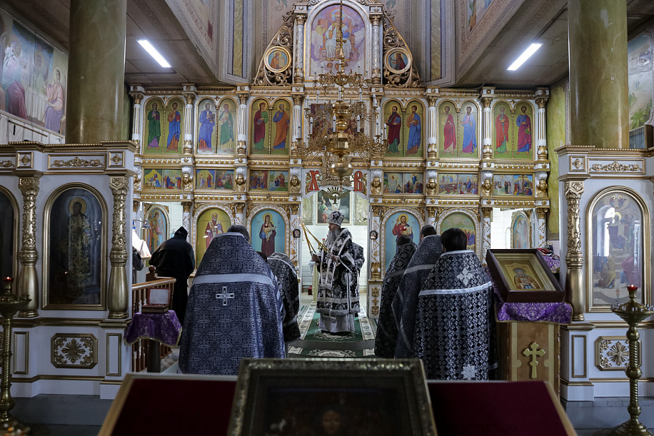 Митрополит Даниил в храме поселка Смолино совершил Литургию Преждеосвященных Даров