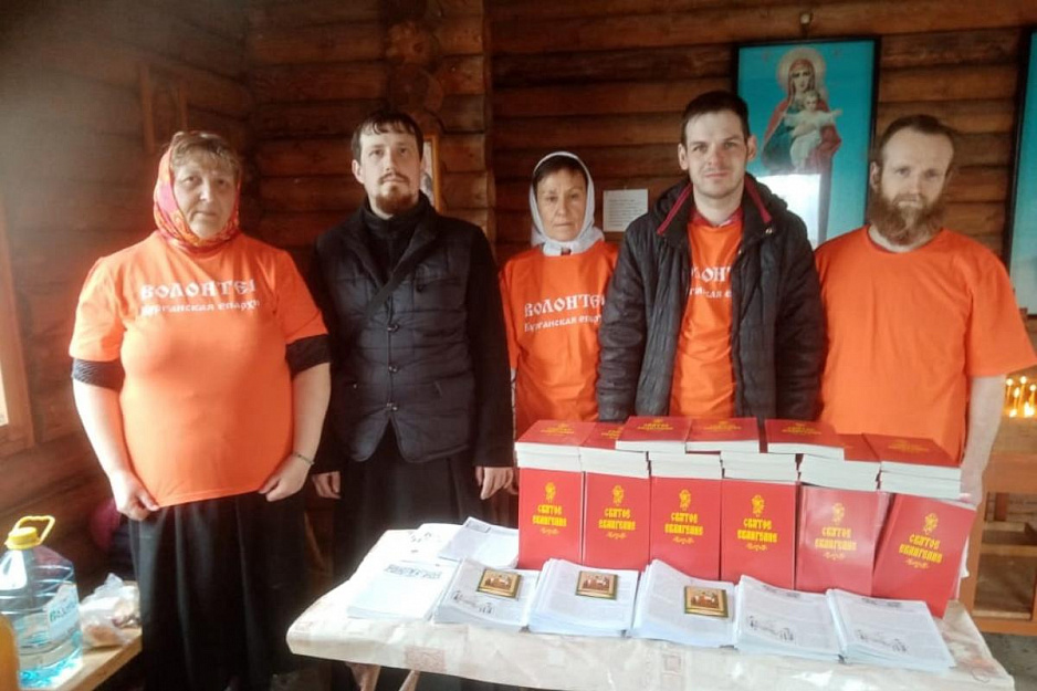 В Кургане православные волонтёры в Радоницу трудились на городских кладбищах