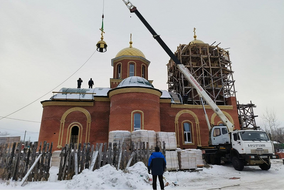 В селе Глядянском освятили новые купола и водрузили их на строящийся храм