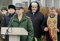 Курганские священники благословили парней, призванных в военно-космические и сухопутные войска