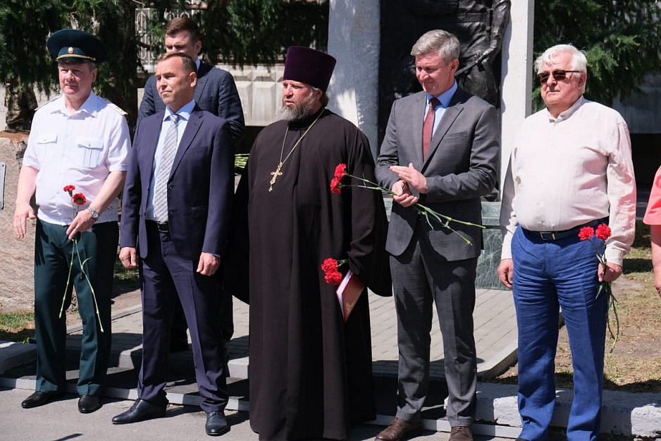 Курганский священник принял участие в торжественном митинге в честь Дня пограничника