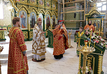 В Светлый понедельник митрополит Даниил совершил Литургию в Троицком соборе Кургана