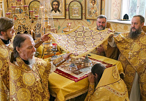 Память святителя Агафангела почтили в курганском кафедральном соборе