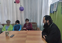 В Лебяжье священник встретился с участниками клуба «Стимул»