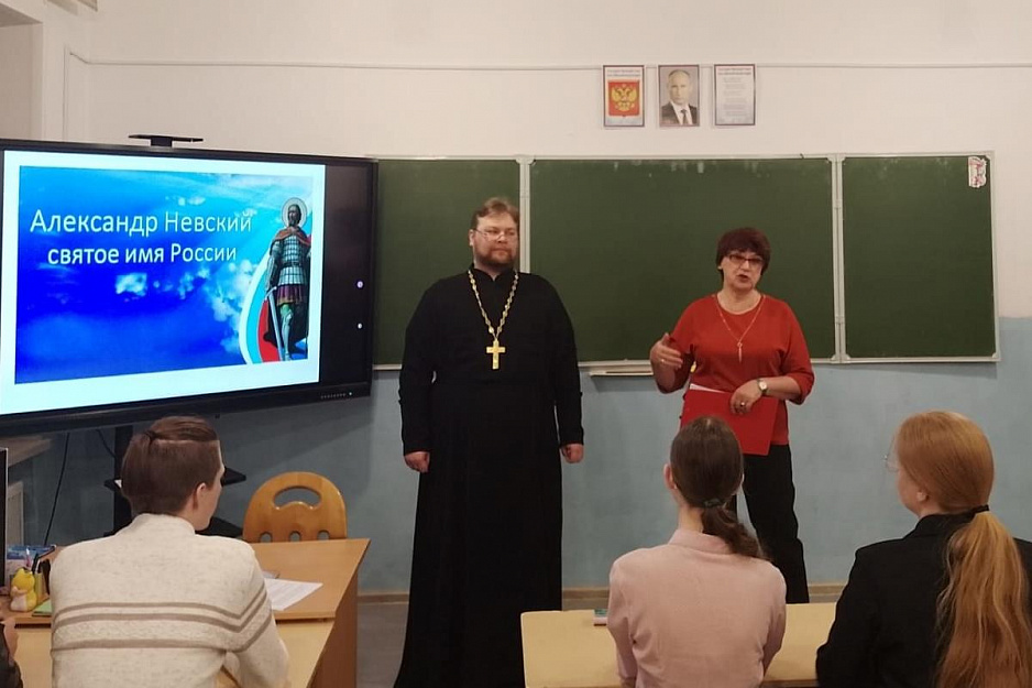 Руководитель миссионерского отдела епархии на уроке в школе села Глядянское говорил о святом Александре Невском