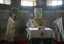 В нижнем приделе строящегося варгашинского храма прошла первая Литургия