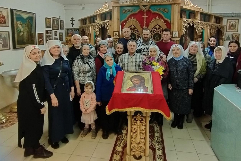 На курганском приходе старейшую прихожанку поздравили с юбилеем