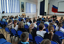 Сельский священник провёл урок для курганских школьников