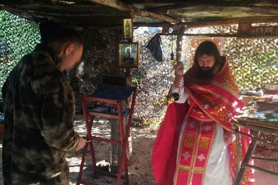 Курганский священник продолжает выполнять пастырские обязанности в зоне СВО