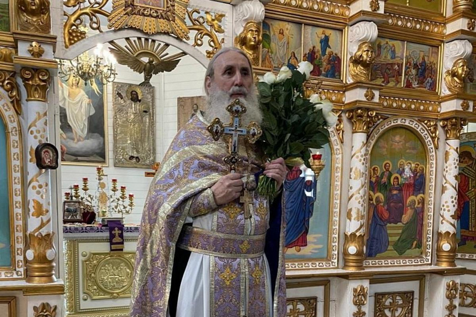 На курганском приходе священника поздравили с 70-летием