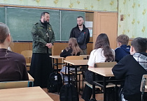 В Лебяжье священник-участник СВО встретился со школьниками накануне Дня Победы