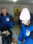 В курганском «Сквере милосердия» нуждающихся угощали блинами