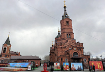В Кургане территорию Александро-Невского собора украсили к Пасхе