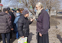 В Кургане подопечные «Сквера Милосердия» получают  духовную поддержку и ответы на волнующие вопросы 
