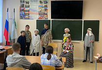 В Варгашах школьники выступили перед сверстниками с рождественским спектаклем
