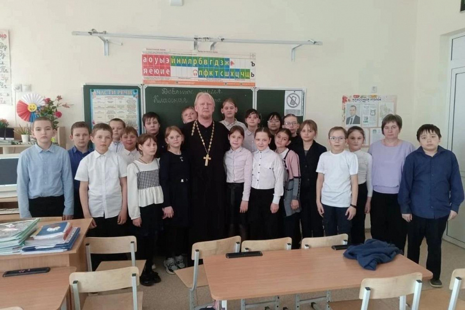Священник из Чимеевского монастыря провел беседу в сельской школе
