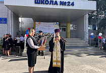 В Кургане настоятель 1 сентября подарил коллективу школы икону