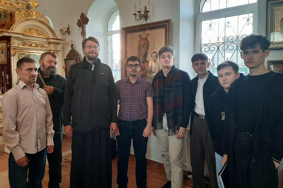 В Порт-Артурском храме Кургана прошла Литургия в древнерусском знаменном распеве