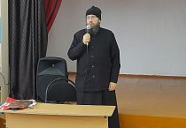 Настоятель курганского храма святой Матроны провёл уроки для учеников школы №48