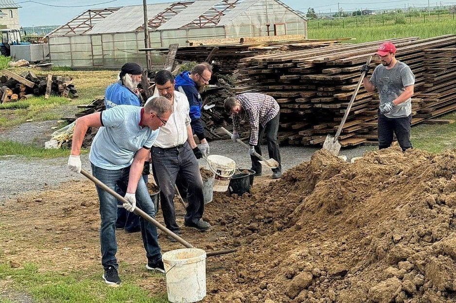 Прихожане зауральских храмов помогают Свято-Духовскому приходу в Смолино