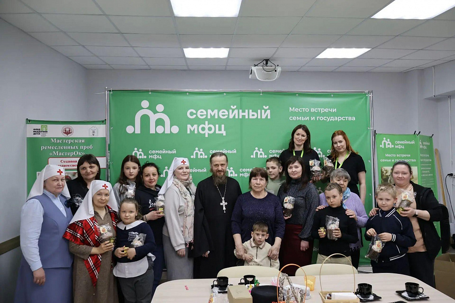 В Кургане священник и сестры милосердия посетили Центр помощи семье и детям