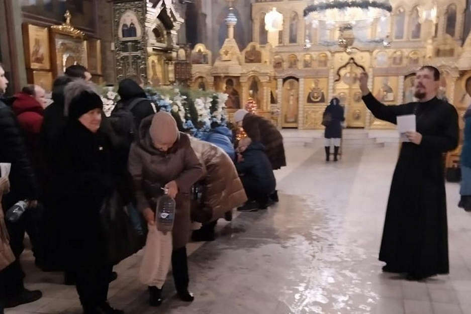 Курганские волонтёры просвещали пришедших в храмы на праздник Богоявления