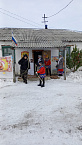 Священник в Нижней Алабуге наградил юных участников праздника сладостями
