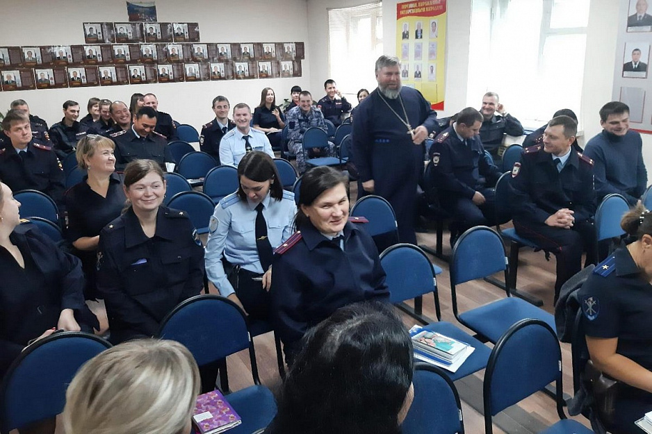 Курганский священник заряжает полицейских оптимизмом