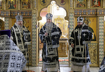 В Курганском кафедральном соборе впервые три архиерея совершили Литургию Преждеосвященных Даров