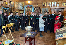 В гарнизонном храме Георгия Победоносца прошел пасхальный молебен памяти русских воинов