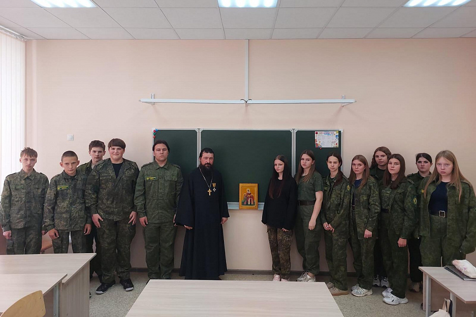 В Половинном священник побывал в школе и принял участи во встрече "СВОим примером"