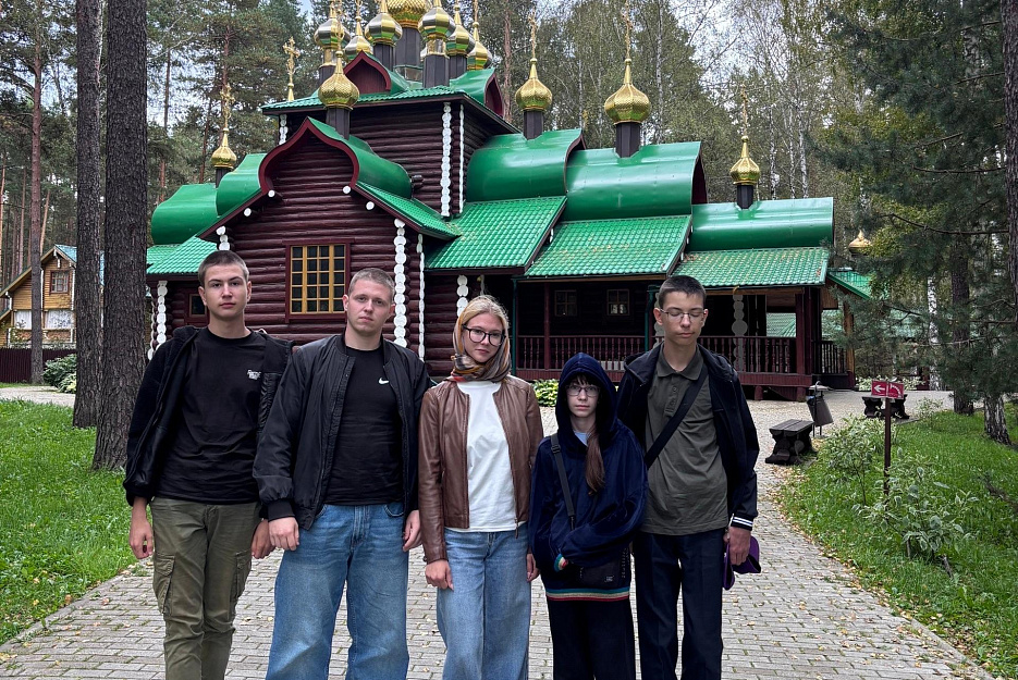 Курганские школьники посетили храмы и святыни Свердловской области