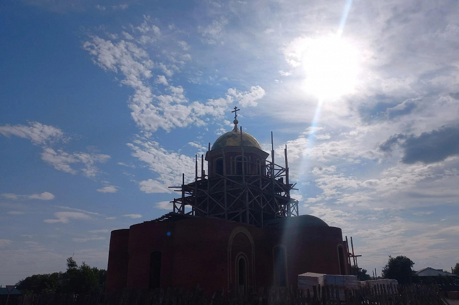 В районном центре Глядянское продолжается возведение колокольни для храма Архангела Михаила