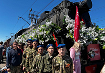 Воспитанники православной гимназии встретили «Поезд Победы» на вокзале Кургана