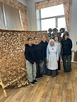 Ученики курганской школы помогают сёстрам милосердия в изготовлении окопных свечей и маскировочных сетей