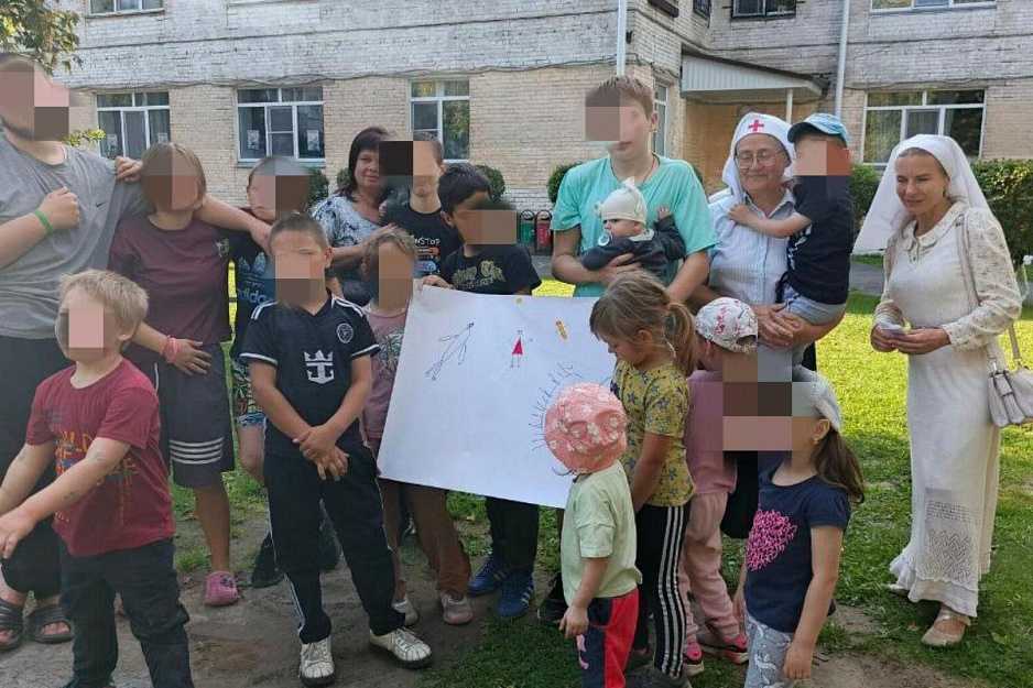 В Кургане сестры милосердия побывали в ОСРЦ и рассказали детям о Яблочном Спасе
