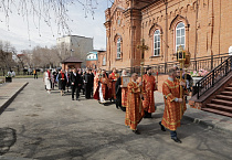 В главном соборе Кургана началась раздача Благодатного огня