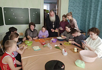 В Глядянском священник помог школьникам совершить необычное кулинарное путешествие