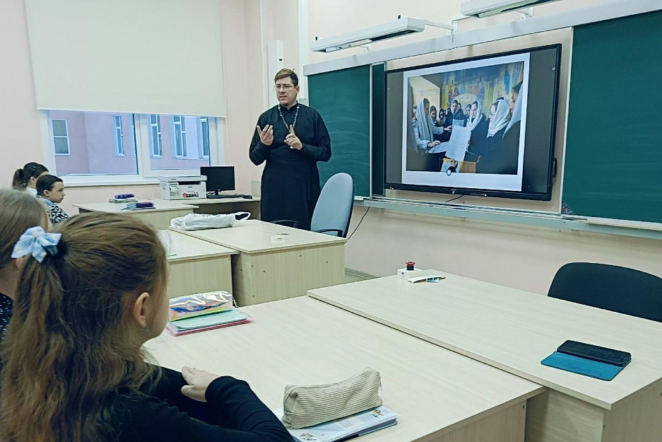 В Кетово настоятель храма провёл урок в школе