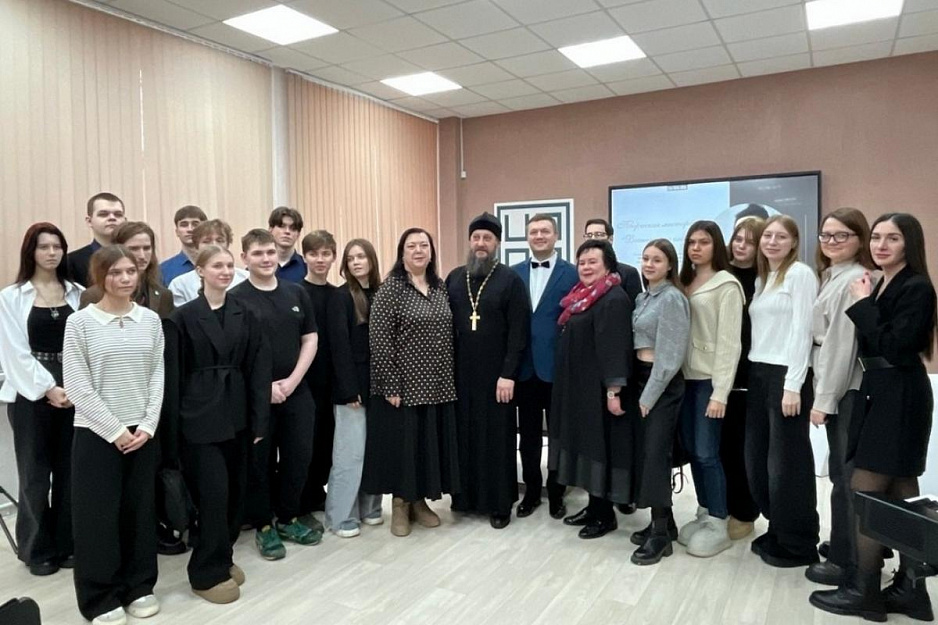 Курганский священник принял участие в творческой мастерской известной зауральской поэтессы