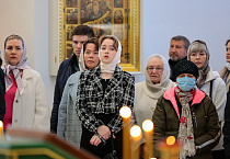 На Литургии в Троицком соборе Кургана пел хор Троице-Сергиевой лавры